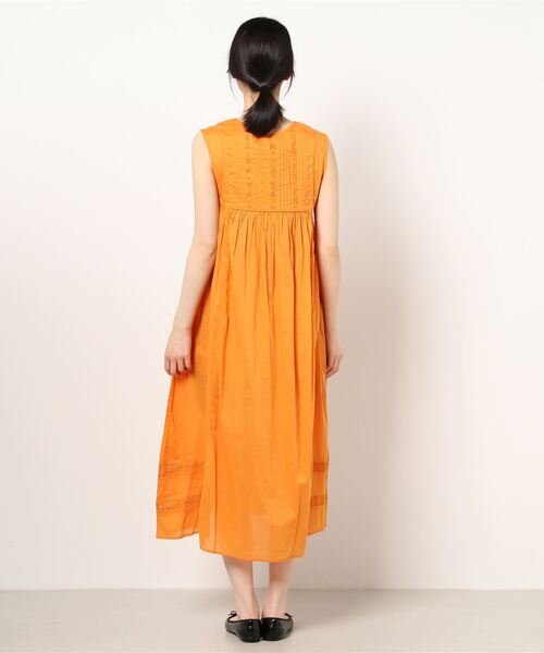 TEVALT(ヴァレット)の「レース使いマキシワンピース(ワンピース・レディース・オフホワイト/オレンジ/ダークネイビー・38)」の14枚目の写真