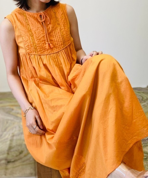 TEVALT(ヴァレット)の「レース使いマキシワンピース(ワンピース・レディース・オフホワイト/オレンジ/ダークネイビー・38)」の3枚目の写真