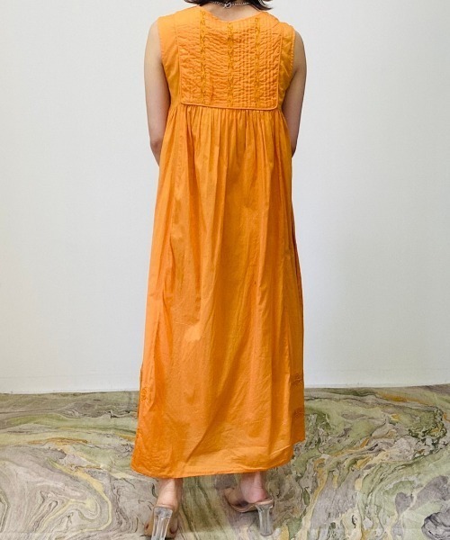 TEVALT(ヴァレット)の「レース使いマキシワンピース(ワンピース・レディース・オフホワイト/オレンジ/ダークネイビー・38)」の4枚目の写真