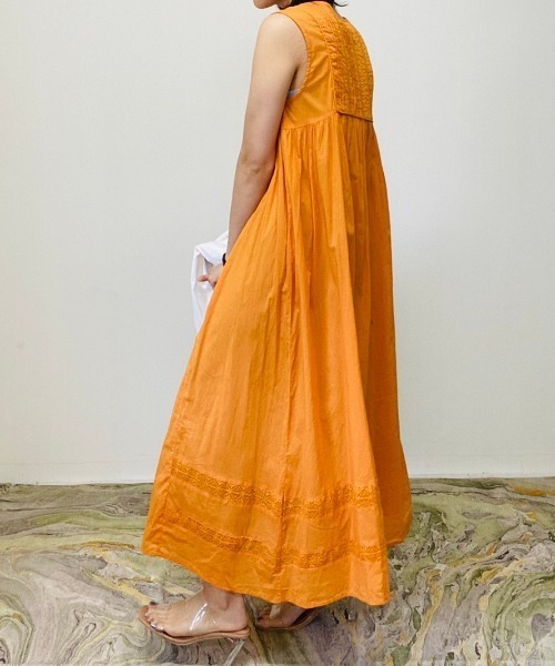 TEVALT(ヴァレット)の「レース使いマキシワンピース(ワンピース・レディース・オフホワイト/オレンジ/ダークネイビー・38)」の5枚目の写真