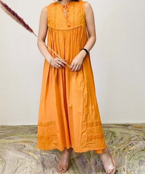 TEVALT(ヴァレット)の「レース使いマキシワンピース(ワンピース・レディース・オフホワイト/オレンジ/ダークネイビー・38)」の8枚目の写真