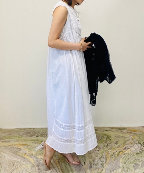 TEVALT(ヴァレット)の「レース使いマキシワンピース(ワンピース・レディース・オフホワイト/オレンジ/ダークネイビー・38)」の11枚目の写真