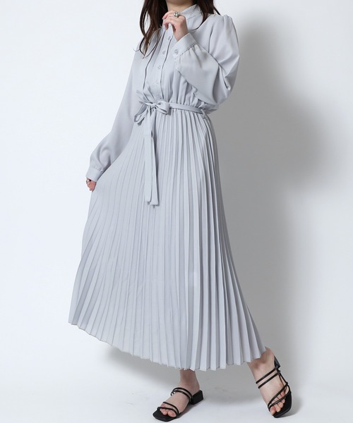 MAISON BREEZE(メゾンブリーズ)の「さらり、こなれ感。【MAISON BREEZE】シルクタッチプリーツボタンワンピース KNF(ワンピース・レディース・グレー/ブラック/ベージュ・4/3)」の3枚目の写真