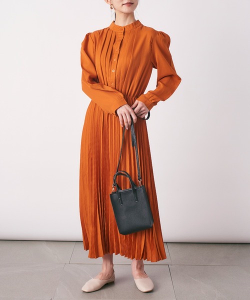 MAISON BREEZE(メゾンブリーズ)の「さらり、こなれ感。【MAISON BREEZE】シルクタッチプリーツボタンワンピース KNF(ワンピース・レディース・グレー/ブラック/ベージュ・4/3)」の13枚目の写真
