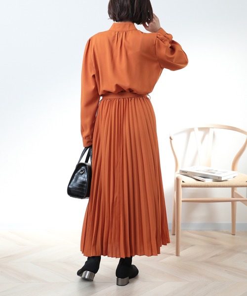 MAISON BREEZE(メゾンブリーズ)の「さらり、こなれ感。【MAISON BREEZE】シルクタッチプリーツボタンワンピース KNF(ワンピース・レディース・グレー/ブラック/ベージュ・4/3)」の12枚目の写真