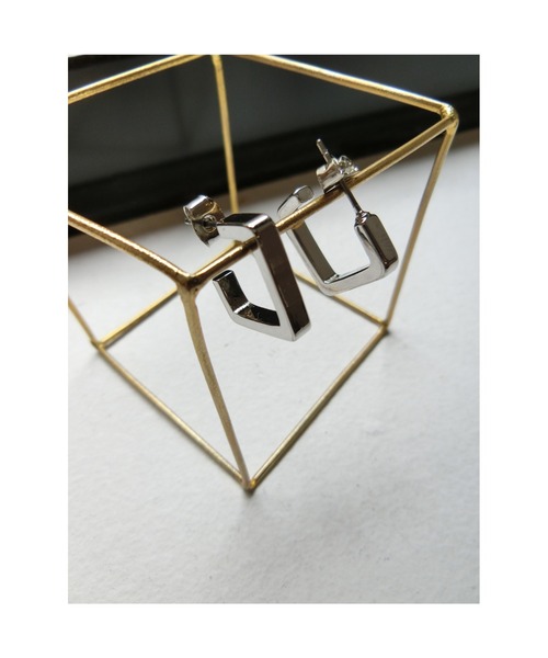 ulu（ウル）の「Square small hoop Pierce（ピアス（両耳用）・レディース・シルバー/ゴールド・FREE）」の3枚目の写真