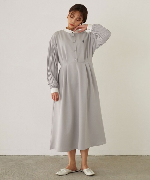 179/WG（イチナナキュウダブルジー）の「袖プリーツクレリックワンピース（ワンピース・レディース・ベージュ/ネイビー/グレー・MEDIUM）」の2枚目の写真