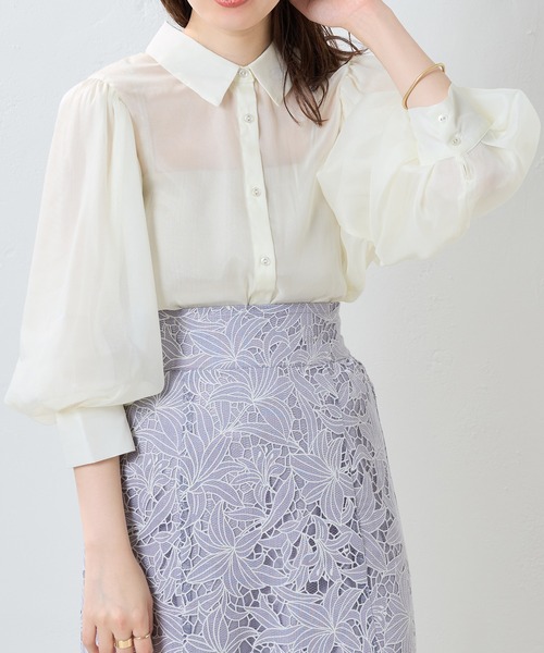 natural couture(ナチュラルクチュール)の「透け感が大人っぽい。ラメシアーボリュームスリーブシャツ(シャツ/ブラウス・レディース・オフホワイト/ブラック/グレー/オレンジ・FREE)」の1枚目の写真