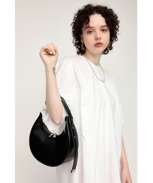 SLY（スライ）の「ENAMEL CIRCLE BAG エナメル サークル バッグ（ショルダーバッグ・レディース・ブラック/ブルー/アイボリー・FREE）」の3枚目の写真