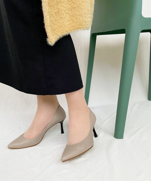 MAMIAN(マミアン)の「ポインテッドトゥ プレーンパンプス (7.0cmヒール)(パンプス・レディース・ブラック/グレイッシュベージュ/レッド・22.0cm/22.5cm/23.0cm/23.5cm/24.0cm/24.5cm)」の3枚目の写真