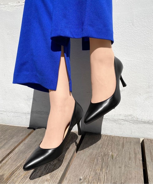 MAMIAN(マミアン)の「ポインテッドトゥ プレーンパンプス (7.0cmヒール)(パンプス・レディース・ブラック/グレイッシュベージュ/レッド・22.0cm/22.5cm/23.0cm/23.5cm/24.0cm/24.5cm)」の2枚目の写真