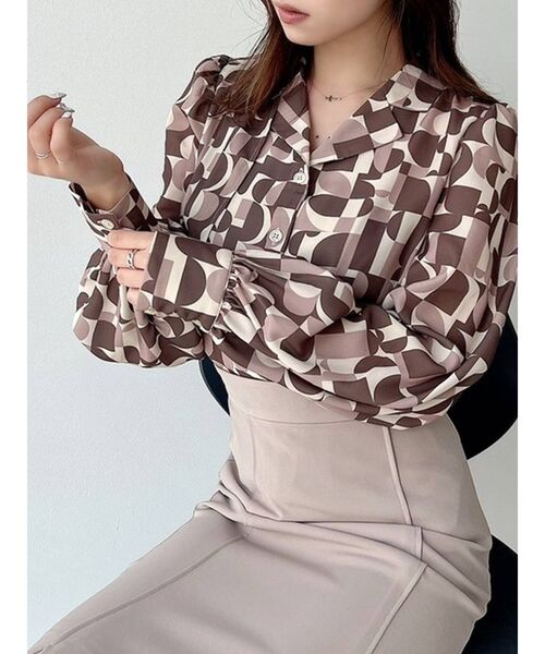 RESEXXY（リゼクシー）の「アールパターンロゴブラウス（シャツ/ブラウス・レディース・ブラック/ブラウン/ブルー/ピンク・FREE）」の2枚目の写真