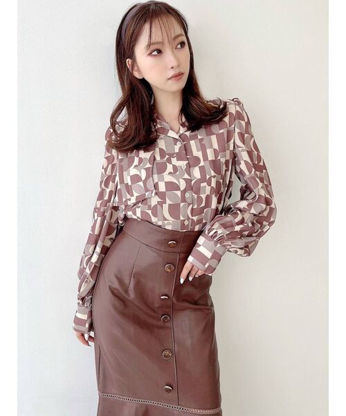 RESEXXY（リゼクシー）の「アールパターンロゴブラウス（シャツ/ブラウス・レディース・ブラック/ブラウン/ブルー/ピンク・FREE）」の6枚目の写真