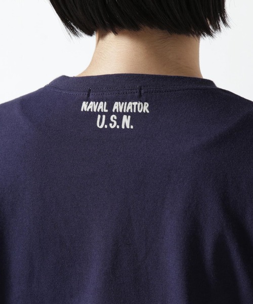 AVIREX（アヴィレックス）の「《直営店限定》TOMCAT CREWNECK L/S T-SHIRT/ トムキャットロングスリーブティーシャツ（Tシャツ/カットソー・レディース・ネイビー/ピンク系その他3/ホワイト系2・F）」の22枚目の写真