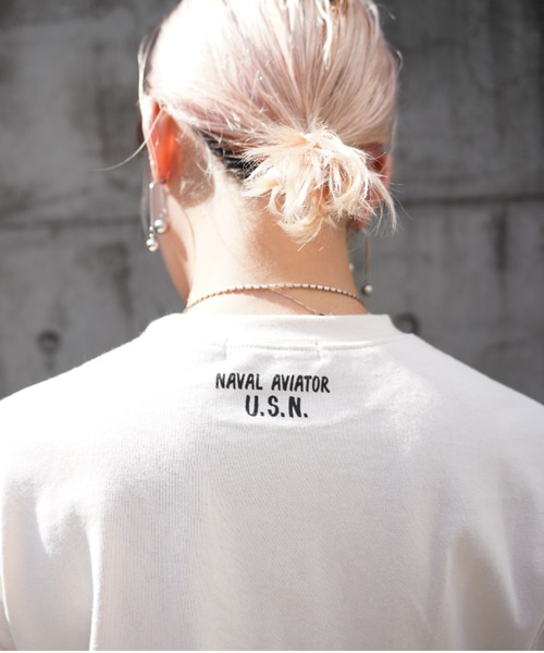 AVIREX（アヴィレックス）の「《直営店限定》TOMCAT CREWNECK L/S T-SHIRT/ トムキャットロングスリーブティーシャツ（Tシャツ/カットソー・レディース・ネイビー/ピンク系その他3/ホワイト系2・F）」の9枚目の写真