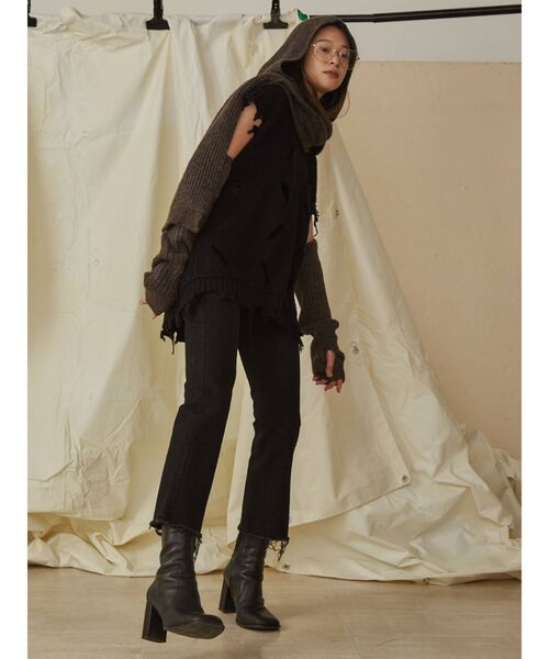 EMODA（エモダ）の「【VEQUM】SHAGGY KNIT MUFFLER（マフラー・レディース・ブラック/ネイビー・FREE）」の3枚目の写真