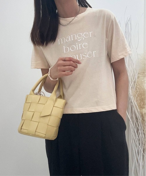 Isn't She?(イズントシー)の「ロゴクロップドTシャツ(Tシャツ/カットソー・レディース・ベージュ/オフホワイト/ネイビー・FREE)」の2枚目の写真