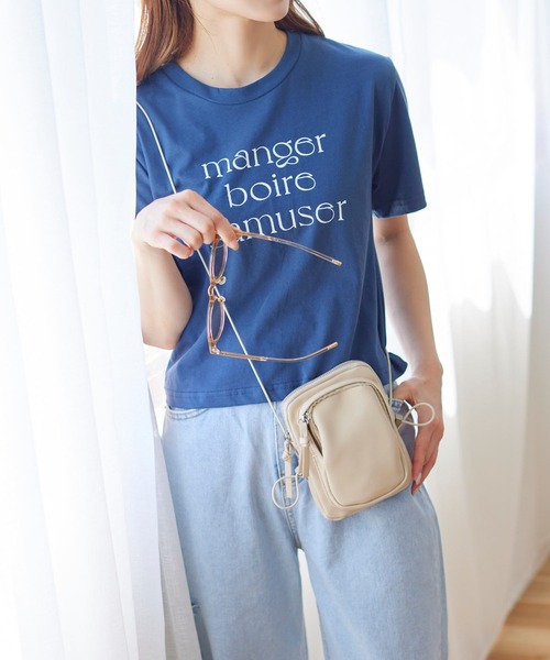 Isn't She?(イズントシー)の「ロゴクロップドTシャツ(Tシャツ/カットソー・レディース・ベージュ/オフホワイト/ネイビー・FREE)」の3枚目の写真