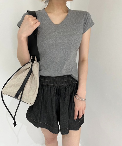 Jewelobe（ジュエローブ）の「UネックTシャツ（Tシャツ/カットソー・レディース・ホワイト/ブラウン/ベージュ/杢グレー/ブラック・FREE）」の3枚目の写真