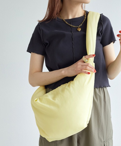 w closet（ダブルクローゼット）の「ナイロンショルダーバッグ（ショルダーバッグ・レディース・ホワイト/ブラック/イエロー・FREE）」の14枚目の写真