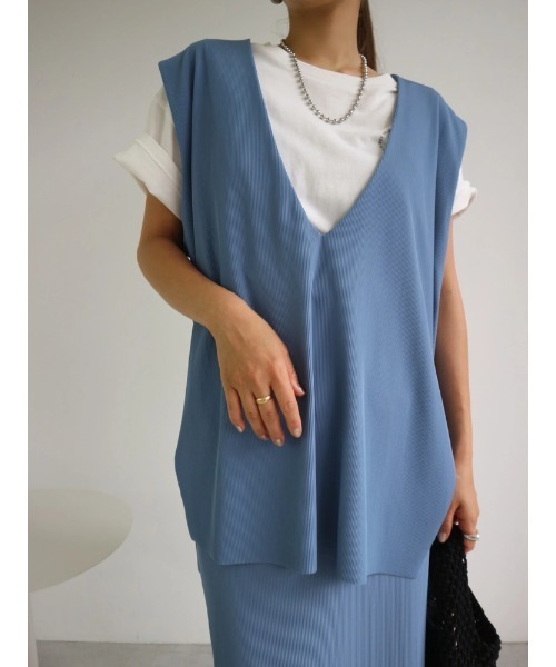 TRUNC(トランクエイティーエイト)の「Smooth Rib Vneck Gilet(Tシャツ/カットソー・レディース・アイボリー/ブラック/ブルー・FREE)」の1枚目の写真