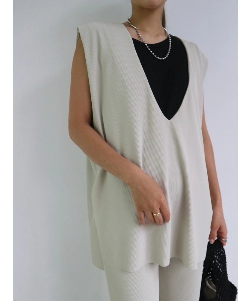 TRUNC(トランクエイティーエイト)の「Smooth Rib Vneck Gilet(Tシャツ/カットソー・レディース・アイボリー/ブラック/ブルー・FREE)」の11枚目の写真