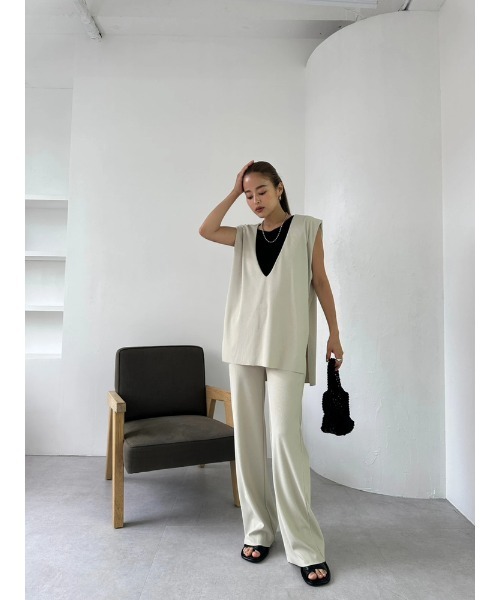 TRUNC(トランクエイティーエイト)の「Smooth Rib Vneck Gilet(Tシャツ/カットソー・レディース・アイボリー/ブラック/ブルー・FREE)」の15枚目の写真