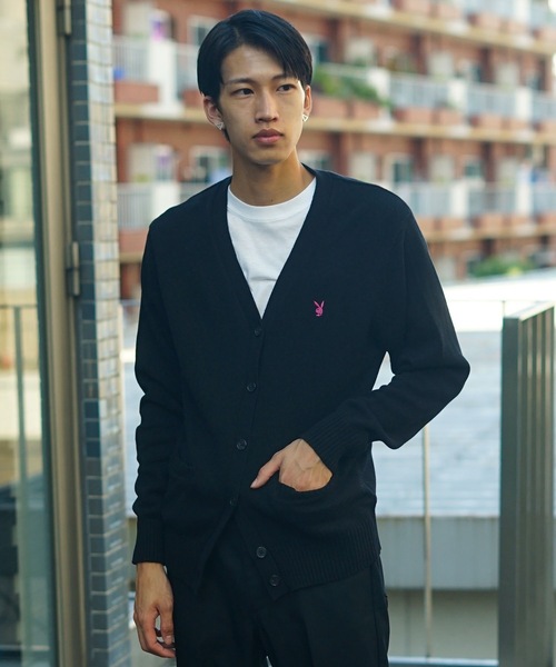 PLAYBOY(プレイボーイ)の「【PLAY BOY/プレイボーイ】スクールカーディガン 制服 高校生 中学生 JK DK ユニセックス コットン100% ロゴ刺繍 ワンポイント(カーディガン/ボレロ・メンズ・ブラック/ベージュ/ネイビー/グレー・MEDIUM/LARGE)」の2枚目の写真