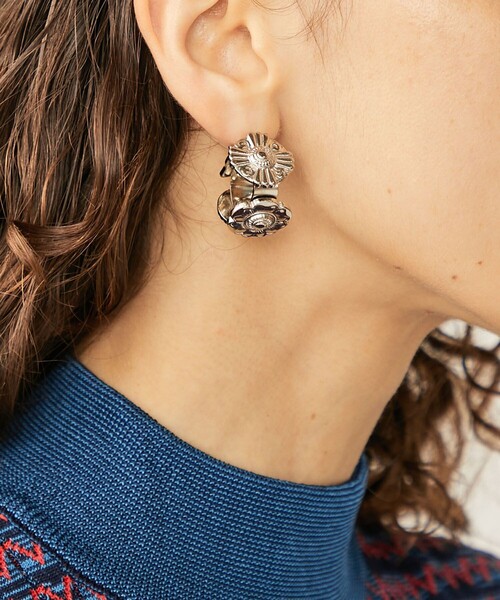 TOGA PULLA(トーガ プルラ)の「【TOGA PULLA/トーガプルラ】スクエアモチーフピアス(ピアス(両耳用)・レディース・シルバー・FREE)」の3枚目の写真