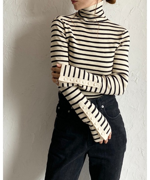 She's Closet(シーズクローゼット)の「袖ボタンスリーブハイネックタイト長袖タートルリブニットプルオーバー(ニット/セーター・レディース・レッド/ブラック×ホワイト/ブルー/ブラック/アイボリー/グレー/ブルー系その他/ライトグレー・FREE)」の11枚目の写真