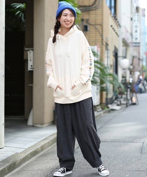 チチカカ(チチカカ)の「エッグタックコールパンツ【大きいサイズ】(その他パンツ・レディース・オレンジ/ベージュ/チャコールグレー・3L)」の4枚目の写真