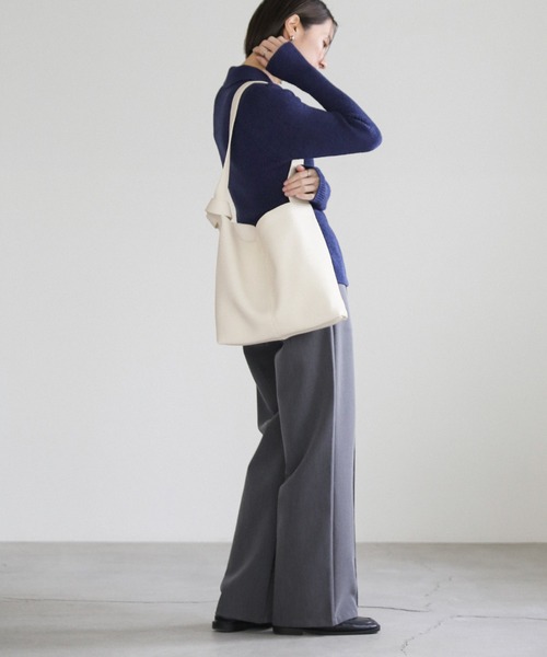 select MOCA(セレクトモカ)の「ワンハンドルショルダートートバッグ(ショルダーバッグ・レディース・アイボリー/ブラック/グレイッシュベージュ・FREE)」の15枚目の写真