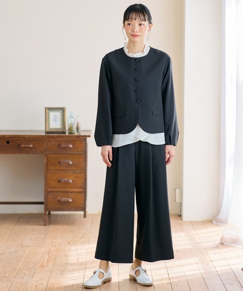 Neina（ネイナ）の「【入学式・卒業式・フォーマル】フリル衿ブラウスワイドパンツスーツ3点セット（ジャケット＋ブラウス＋パンツ）｜大きいサイズ有〔Neina〕（スーツセット・レディース・ブラック系/グレー系・LL/3L/M/L/S/4L/5L）」の2枚目の写真