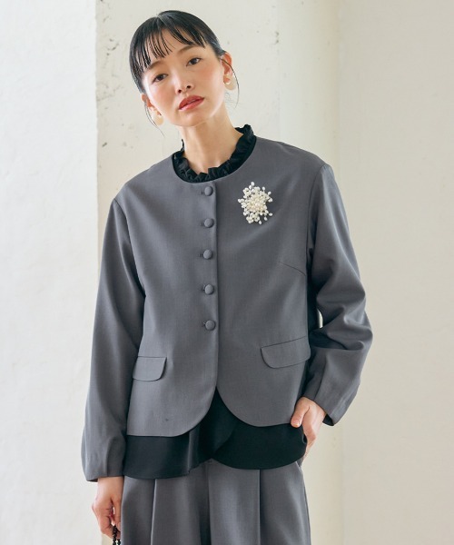 Neina（ネイナ）の「【入学式・卒業式・フォーマル】フリル衿ブラウスワイドパンツスーツ3点セット（ジャケット＋ブラウス＋パンツ）｜大きいサイズ有〔Neina〕（スーツセット・レディース・ブラック系/グレー系・LL/3L/M/L/S/4L/5L）」の4枚目の写真