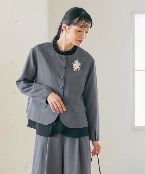 Neina（ネイナ）の「【入学式・卒業式・フォーマル】フリル衿ブラウスワイドパンツスーツ3点セット（ジャケット＋ブラウス＋パンツ）｜大きいサイズ有〔Neina〕（スーツセット・レディース・ブラック系/グレー系・LL/3L/M/L/S/4L/5L）」の9枚目の写真