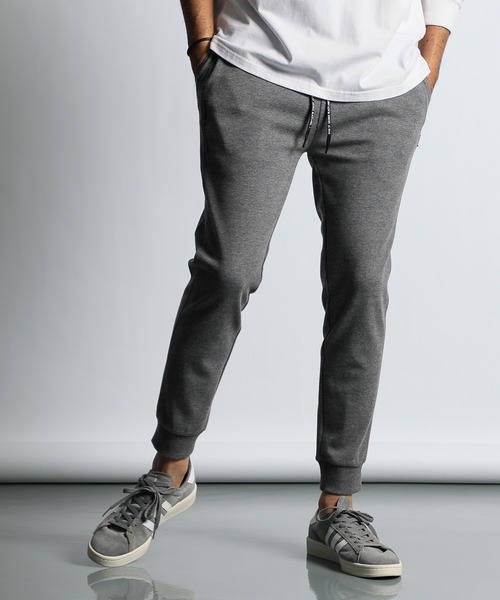 The DUFFER of ST.GEORGE(ザダファーオブセントジョージ)の「〔BLACK LABEL〕T-400 SMOOTH SIMPLE PANTS:セットアップ シンプル スキニーパンツ(スウェットパンツ・メンズ・チャコールグレー/ブラック/ベージュ・LARGE/MEDIUM/X-LARGE/SMALL)」の2枚目の写真