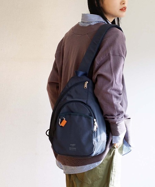 anello（アネロ）の「BASE CROSS BODY BAG（ボディバッグ/ウエストポーチ・レディース・ブラック/ネイビー/ベージュ/ミント/ライトグレー・-）」の5枚目の写真