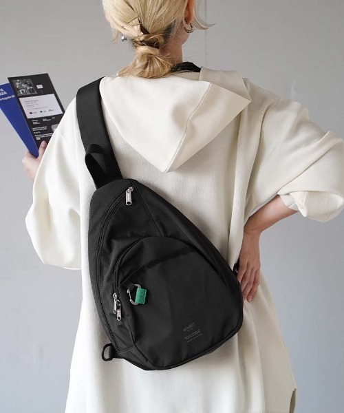 anello（アネロ）の「BASE CROSS BODY BAG（ボディバッグ/ウエストポーチ・レディース・ブラック/ネイビー/ベージュ/ミント/ライトグレー・-）」の2枚目の写真