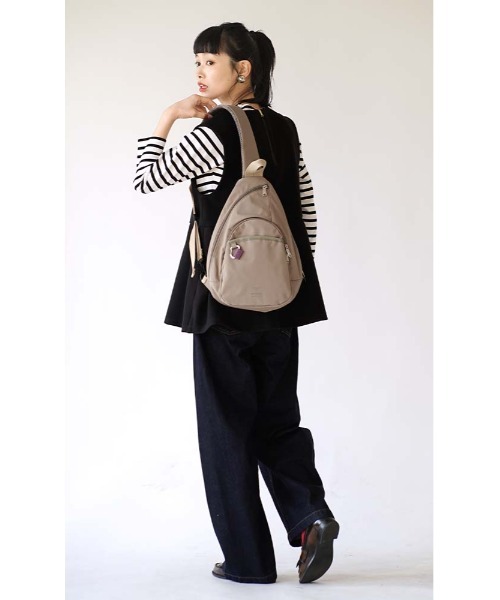 anello（アネロ）の「BASE CROSS BODY BAG（ボディバッグ/ウエストポーチ・レディース・ブラック/ネイビー/ベージュ/ミント/ライトグレー・-）」の9枚目の写真