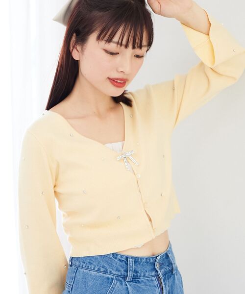 MAJESTIC LEGON(マジェスティックレゴン)の「ブローチセットパールビジューカーデ(カーディガン/ボレロ・レディース・アイボリー/イエロー/ピンク/ブルー/ブラック・MEDIUM)」の1枚目の写真