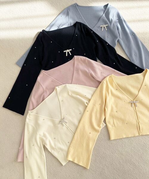 MAJESTIC LEGON(マジェスティックレゴン)の「ブローチセットパールビジューカーデ(カーディガン/ボレロ・レディース・アイボリー/イエロー/ピンク/ブルー/ブラック・MEDIUM)」の2枚目の写真
