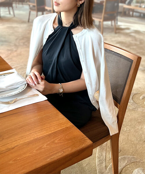 KOBE LETTUCE（コウベレタス）の「[ VネックorUネック ] 春夏秋冬着られる UVカットベーシックニットカーディガン（カーディガン/ボレロ・レディース・ブラック/ホワイト系/オフホワイト/ブルー/グレー/ホワイト系その他2/グレー系/ネイビー系/ベージュ/イエロー/ネイビー/イエロー系/ピンク系1/ブルー系/ブラック系/ホワイト系その他/ピンク系/グリーン/ベージュ系/グリーン系/カーキ/グリーン系1/ネイビー系1/レッド系/レッド系1/ネイビー系2/ホワイト系2/ホワイト系1/レッド系2/ボルドー/グレー系その他2/サックスブルー系/グレー系その他/サックスブルー/ブラウン系その他2/ブラウン系その他/グレー系その他3/グレー系その他4・L/M/XL）」の2枚目の写真