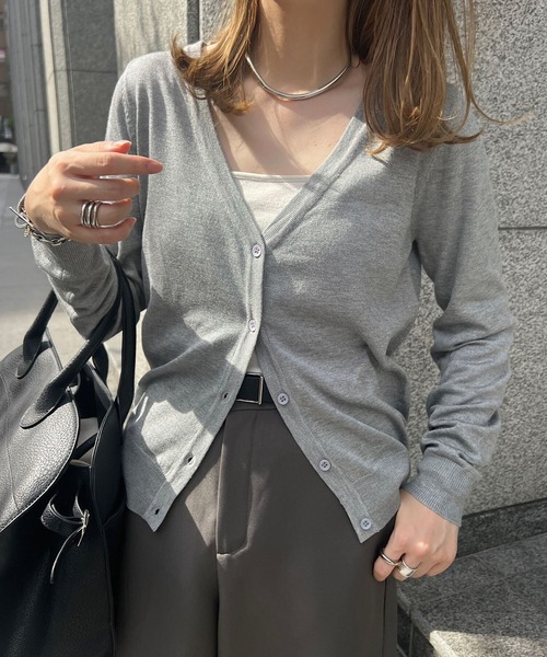 KOBE LETTUCE（コウベレタス）の「[ VネックorUネック ] 春夏秋冬着られる UVカットベーシックニットカーディガン（カーディガン/ボレロ・レディース・ブラック/ホワイト系/オフホワイト/ブルー/グレー/ホワイト系その他2/グレー系/ネイビー系/ベージュ/イエロー/ネイビー/イエロー系/ピンク系1/ブルー系/ブラック系/ホワイト系その他/ピンク系/グリーン/ベージュ系/グリーン系/カーキ/グリーン系1/ネイビー系1/レッド系/レッド系1/ネイビー系2/ホワイト系2/ホワイト系1/レッド系2/ボルドー/グレー系その他2/サックスブルー系/グレー系その他/サックスブルー/ブラウン系その他2/ブラウン系その他/グレー系その他3/グレー系その他4・L/M/XL）」の15枚目の写真