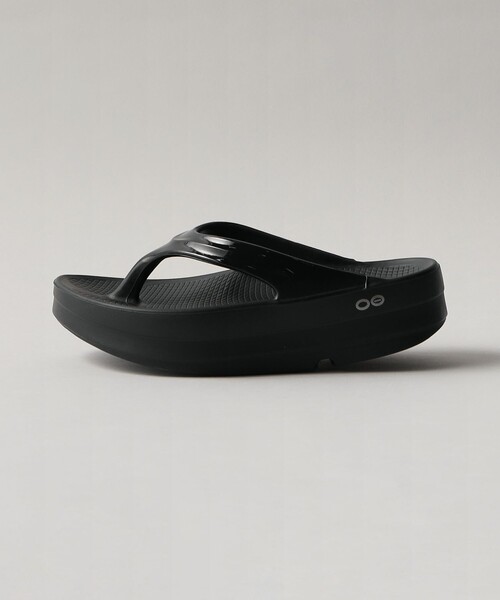 OOFOS(ウーフォス)の「<OOFOS>OOmega(サンダル・レディース・ブラック/ベージュ・24cm/23cm/25cm)」の2枚目の写真