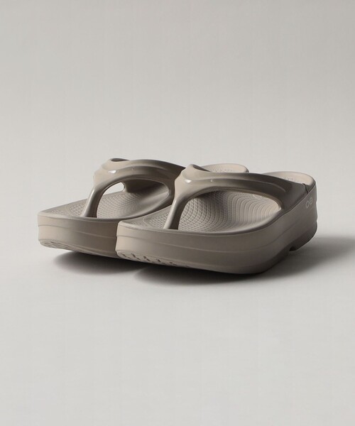 OOFOS(ウーフォス)の「<OOFOS>OOmega(サンダル・レディース・ブラック/ベージュ・24cm/23cm/25cm)」の3枚目の写真