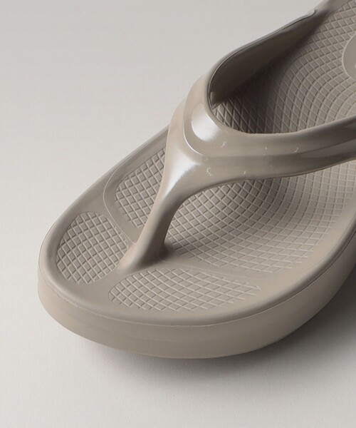 OOFOS(ウーフォス)の「<OOFOS>OOmega(サンダル・レディース・ブラック/ベージュ・24cm/23cm/25cm)」の9枚目の写真