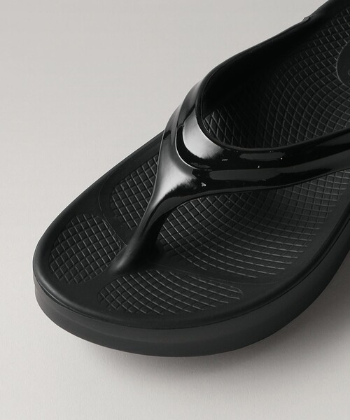 OOFOS(ウーフォス)の「<OOFOS>OOmega(サンダル・レディース・ブラック/ベージュ・24cm/23cm/25cm)」の12枚目の写真