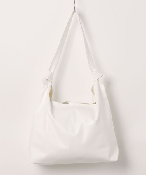 TONE SELECT GOODS(トーンセレクトグッズ)の「urbanfemine./超軽量PUショルダーバッグ U7226(ショルダーバッグ・レディース・ブラック/ベージュ/ホワイト/ブラウン・FREE)」の5枚目の写真