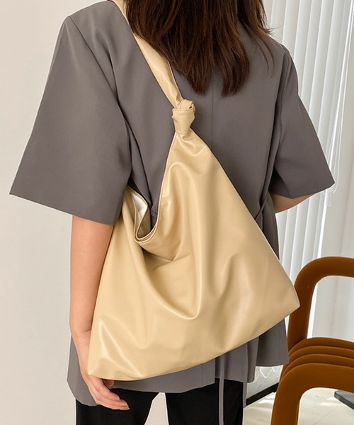TONE SELECT GOODS(トーンセレクトグッズ)の「urbanfemine./超軽量PUショルダーバッグ U7226(ショルダーバッグ・レディース・ブラック/ベージュ/ホワイト/ブラウン・FREE)」の4枚目の写真
