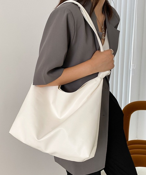 TONE SELECT GOODS(トーンセレクトグッズ)の「urbanfemine./超軽量PUショルダーバッグ U7226(ショルダーバッグ・レディース・ブラック/ベージュ/ホワイト/ブラウン・FREE)」の2枚目の写真